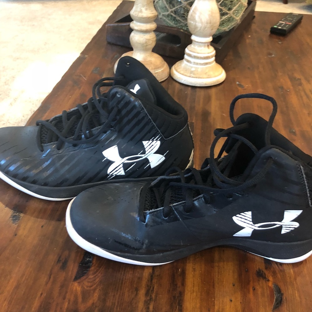 Under Armour Basketball shoes like new! Size 9.5